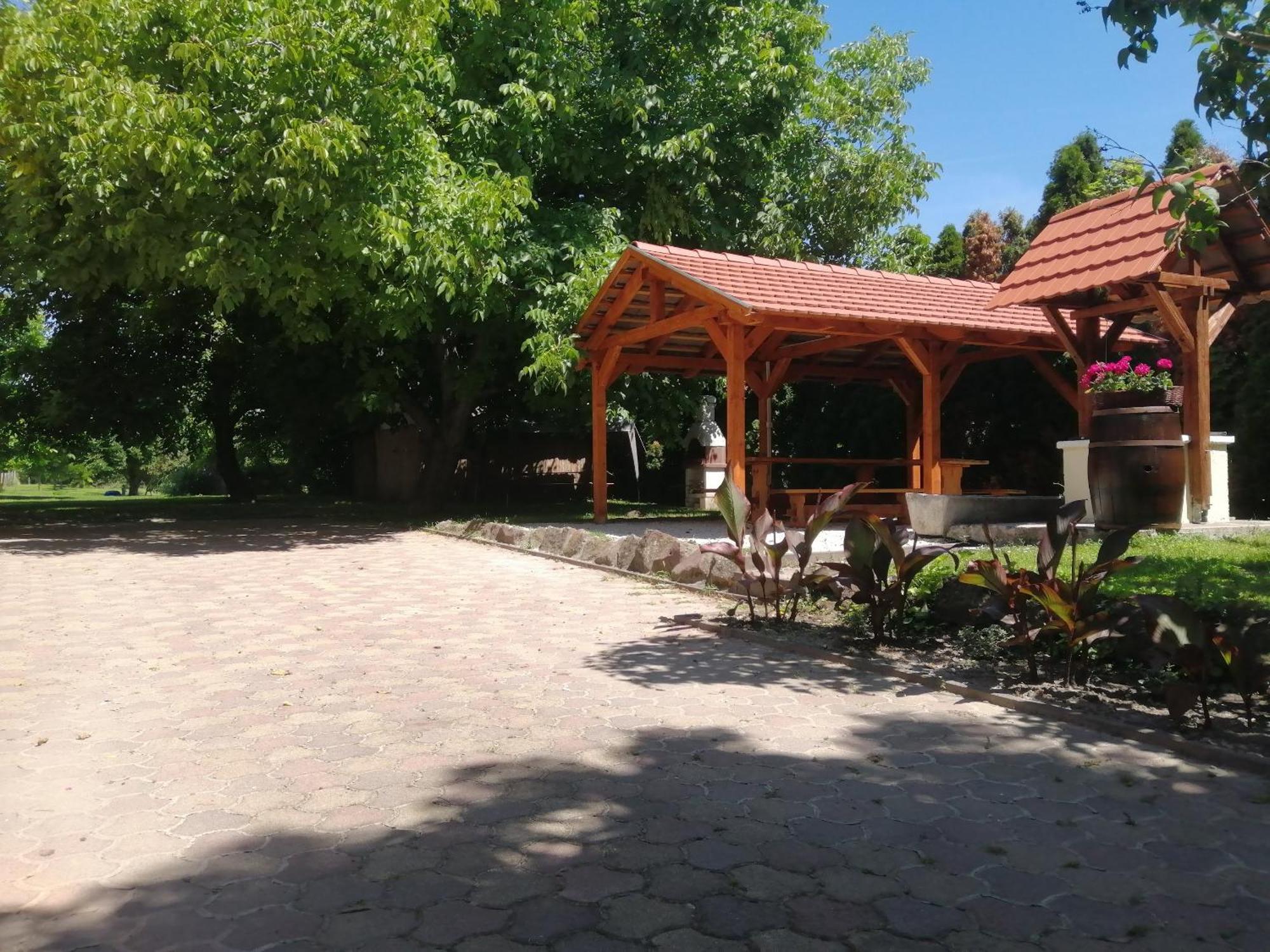 Gesztenye Vendégház Ságvár Exterior foto