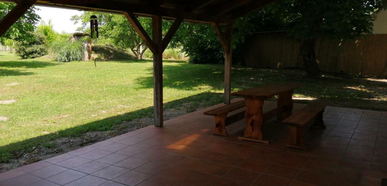 Gesztenye Vendégház Ságvár Exterior foto