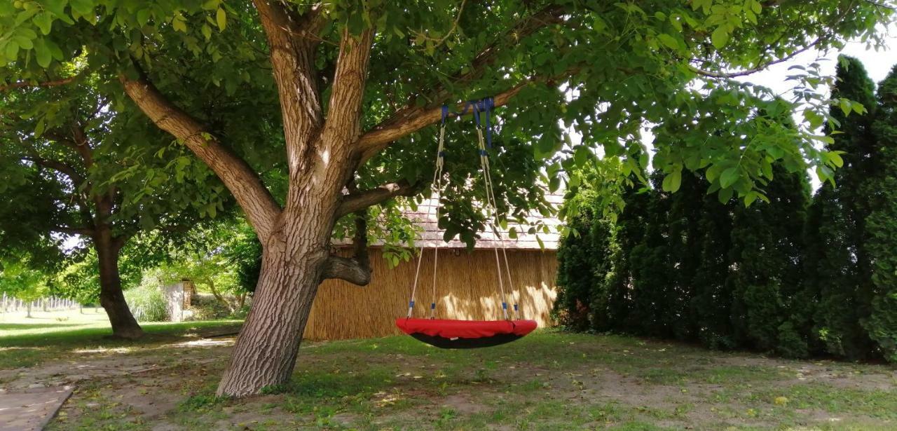 Gesztenye Vendégház Ságvár Exterior foto
